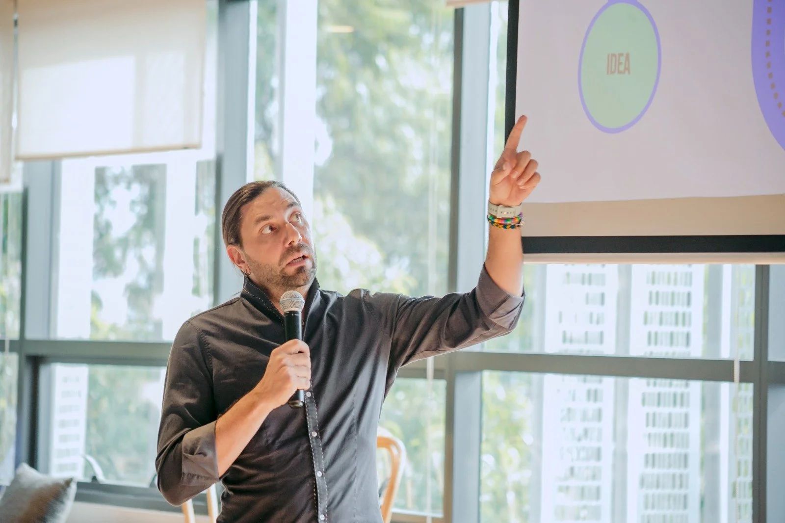 Lorenzo de Leo teaching a workshop, pointing at a screen